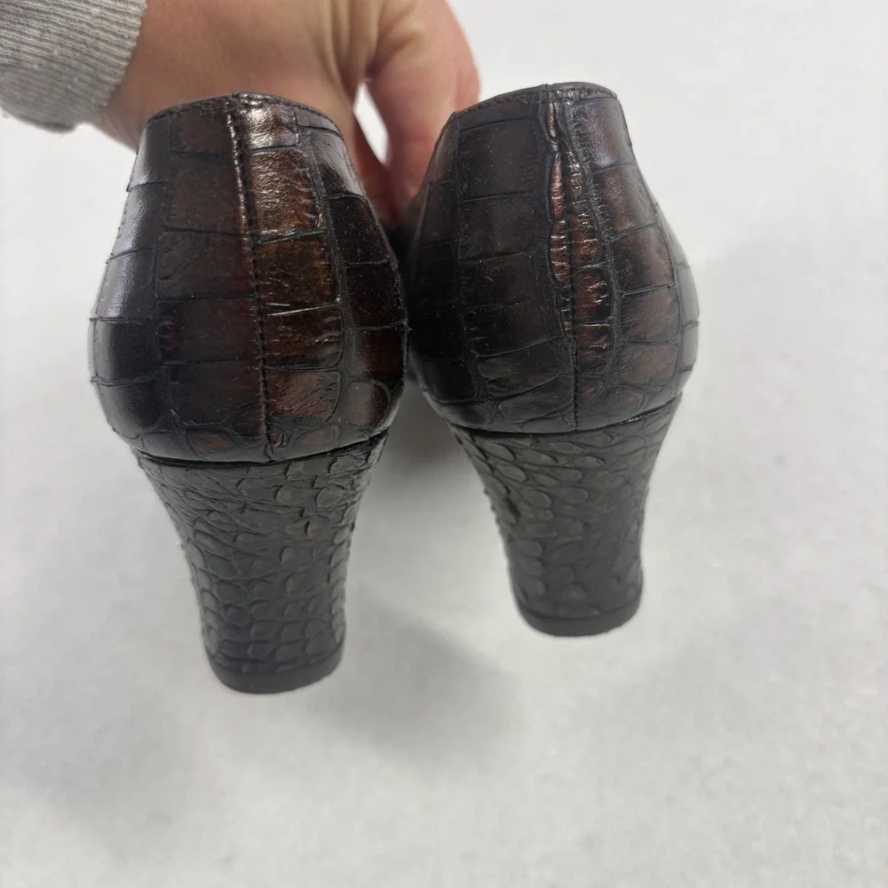 Stuart Weitzman Pumps Womens 6.5 Brown Croc Embossed Leather Round Old Money